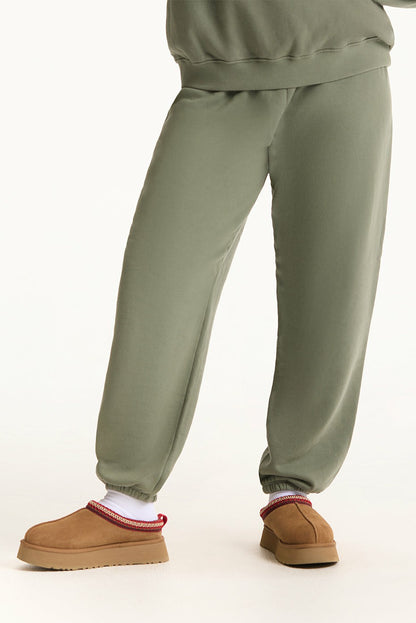 MIDWEIGHT SWEATS STAPLE OLD SCHOOL SWEATPANTS - KELP | SET ACTIVE Exclusive